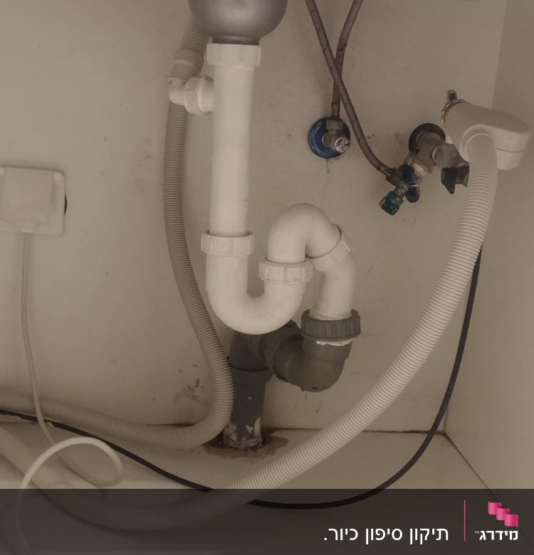 צנרת פלסטיק מתחת לכיור עם ברזים וצינורות